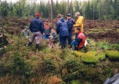 Rahaa ulkomaan retki varten on kertty mm. metsnistutuksilla..